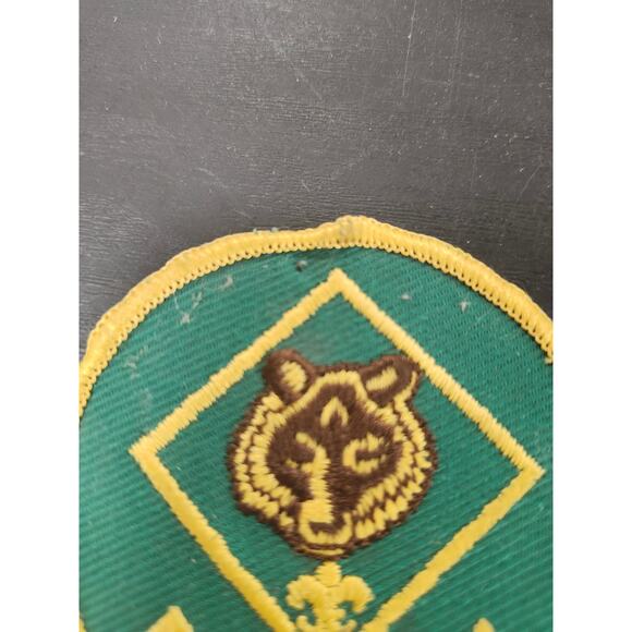 Vintage BSA Den Chief Patch Cub Scouts Round Bear with Yellow Border Embroidered - Picture 4 of 4